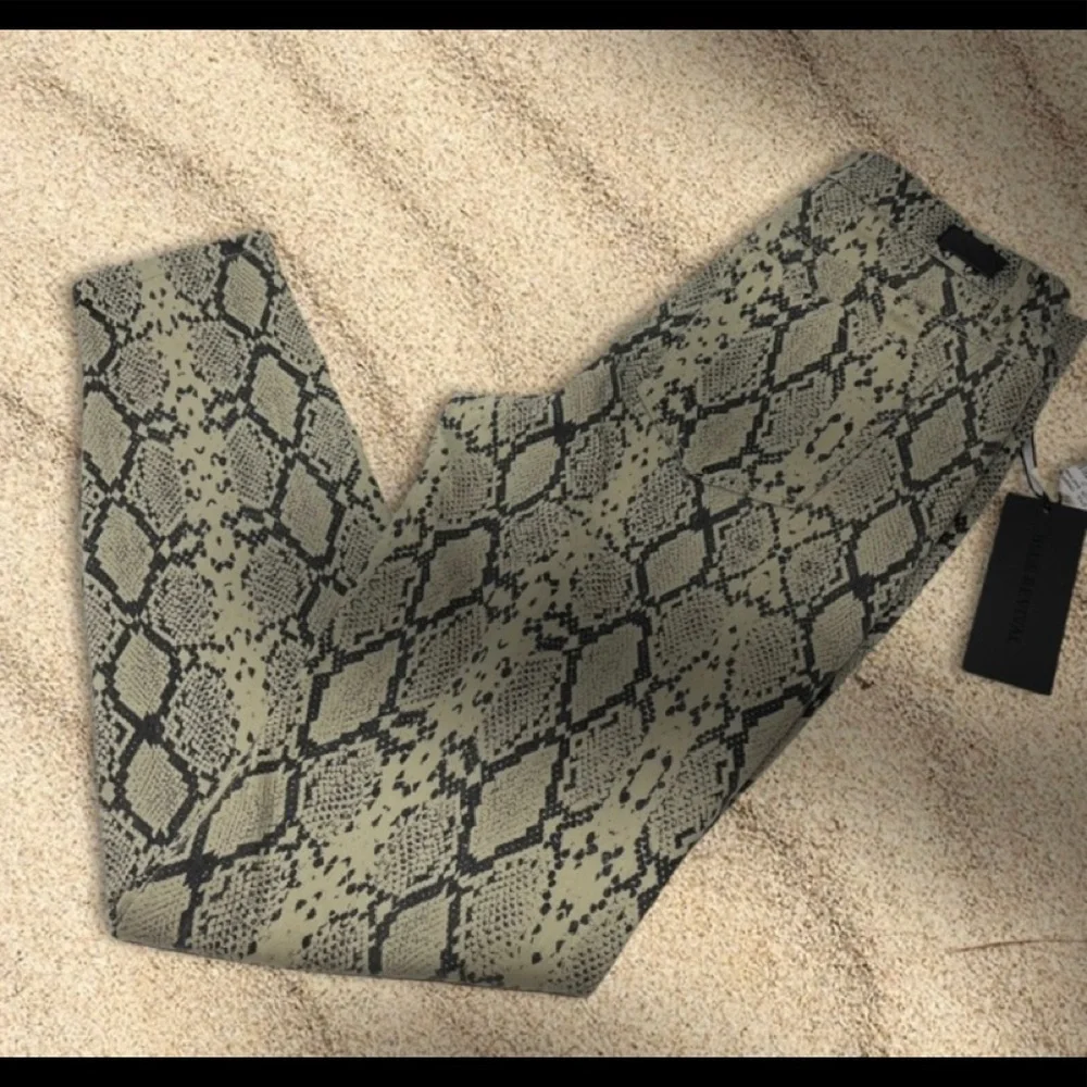 🛍️SALE🛍️ BLUE REVIVAL Slither Skinny Leg Sand Snake Print Jeans - Picture 12 of 13